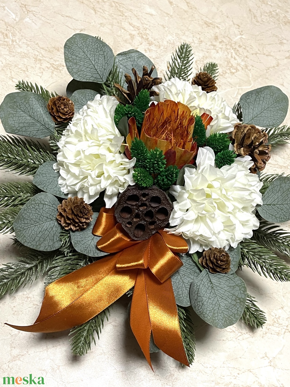 Sírdísz fa korong alapon selyemvirágokkal, műfenyővel, szalaggal díszítve - otthon & életmód - vallás - temetkezési tárgy - sírdísz, kegyeleti dísz - Meska.hu Sírdísz fa korong alapon selyemvirágokkal, műfenyővel, szalaggal díszítve - otthon & életmód - vallás - temetkezési tárgy - sírdísz, kegyeleti dísz - Meska.hu