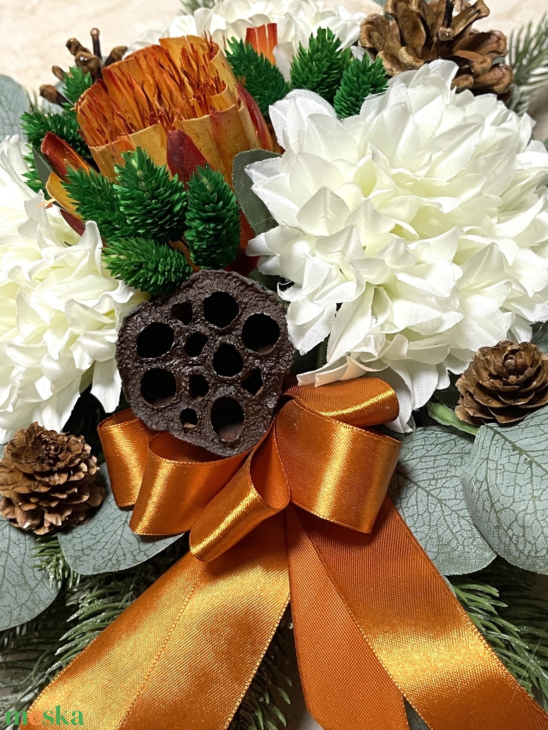 Sírdísz fa korong alapon selyemvirágokkal, műfenyővel, szalaggal díszítve - otthon & életmód - vallás - temetkezési tárgy - sírdísz, kegyeleti dísz - Meska.hu Sírdísz fa korong alapon selyemvirágokkal, műfenyővel, szalaggal díszítve - otthon & életmód - vallás - temetkezési tárgy - sírdísz, kegyeleti dísz - Meska.hu