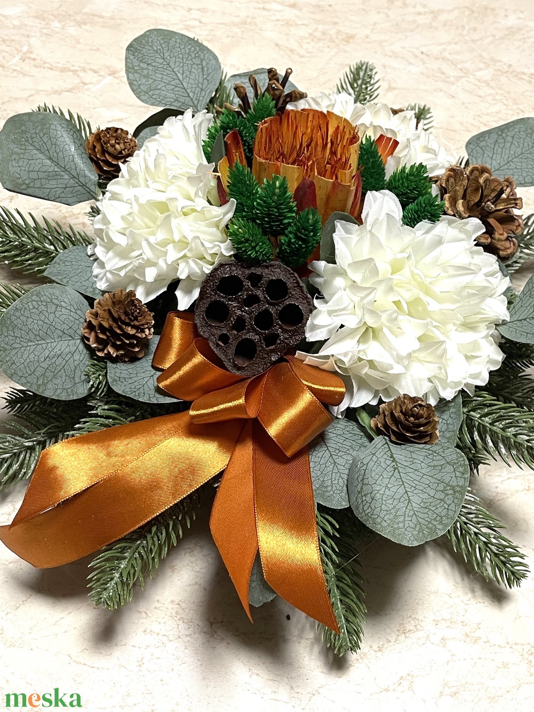 Sírdísz fa korong alapon selyemvirágokkal, műfenyővel, szalaggal díszítve - otthon & életmód - vallás - temetkezési tárgy - sírdísz, kegyeleti dísz - Meska.hu Sírdísz fa korong alapon selyemvirágokkal, műfenyővel, szalaggal díszítve - otthon & életmód - vallás - temetkezési tárgy - sírdísz, kegyeleti dísz - Meska.hu