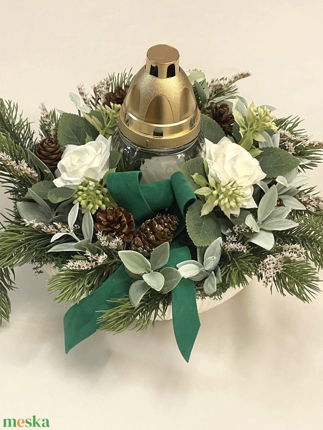 Sírdísz gipsz-cement kaspóban, fehér rózsákkal, mécsessel - otthon & életmód - vallás - temetkezési tárgy - sírdísz, kegyeleti dísz - Meska.hu Sírdísz gipsz-cement kaspóban, fehér rózsákkal, mécsessel - otthon & életmód - vallás - temetkezési tárgy - sírdísz, kegyeleti dísz - Meska.hu