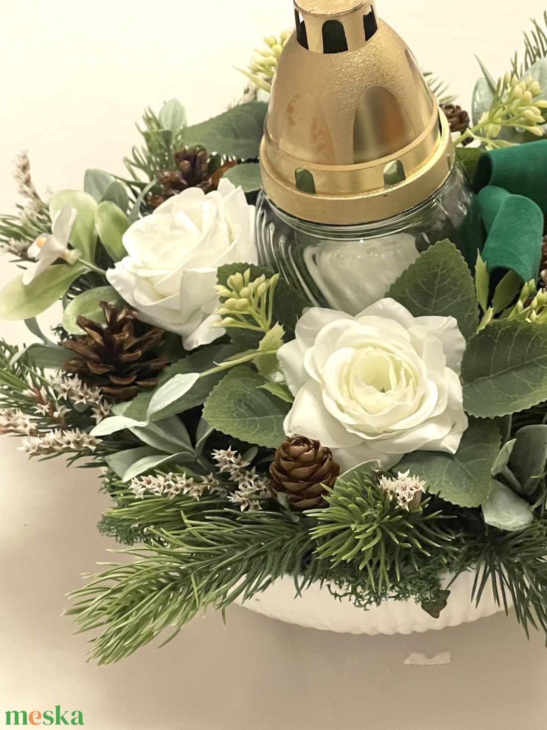 Sírdísz gipsz-cement kaspóban, fehér rózsákkal, mécsessel - otthon & életmód - vallás - temetkezési tárgy - sírdísz, kegyeleti dísz - Meska.hu Sírdísz gipsz-cement kaspóban, fehér rózsákkal, mécsessel - otthon & életmód - vallás - temetkezési tárgy - sírdísz, kegyeleti dísz - Meska.hu