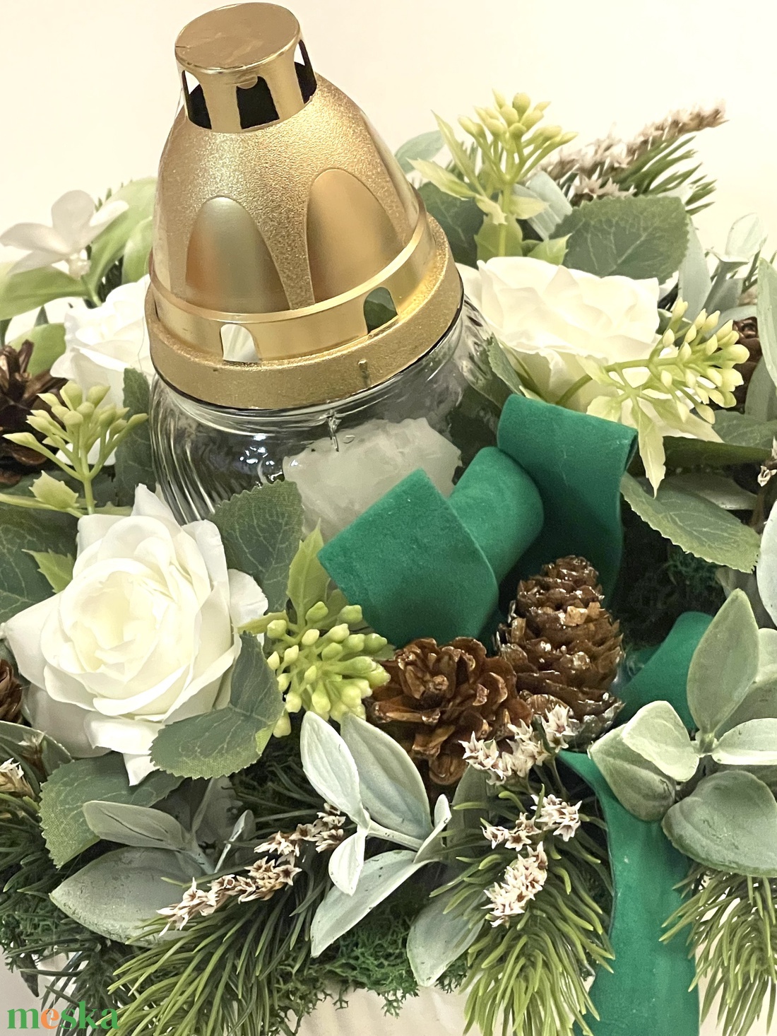 Sírdísz gipsz-cement kaspóban, fehér rózsákkal, mécsessel - otthon & életmód - vallás - temetkezési tárgy - sírdísz, kegyeleti dísz - Meska.hu Sírdísz gipsz-cement kaspóban, fehér rózsákkal, mécsessel - otthon & életmód - vallás - temetkezési tárgy - sírdísz, kegyeleti dísz - Meska.hu