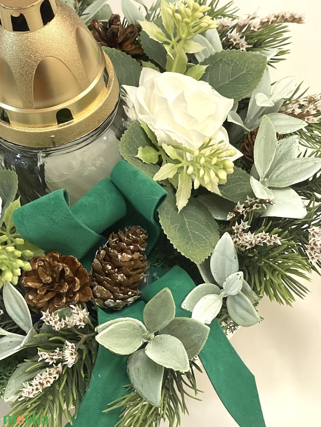 Sírdísz gipsz-cement kaspóban, fehér rózsákkal, mécsessel - otthon & életmód - vallás - temetkezési tárgy - sírdísz, kegyeleti dísz - Meska.hu Sírdísz gipsz-cement kaspóban, fehér rózsákkal, mécsessel - otthon & életmód - vallás - temetkezési tárgy - sírdísz, kegyeleti dísz - Meska.hu