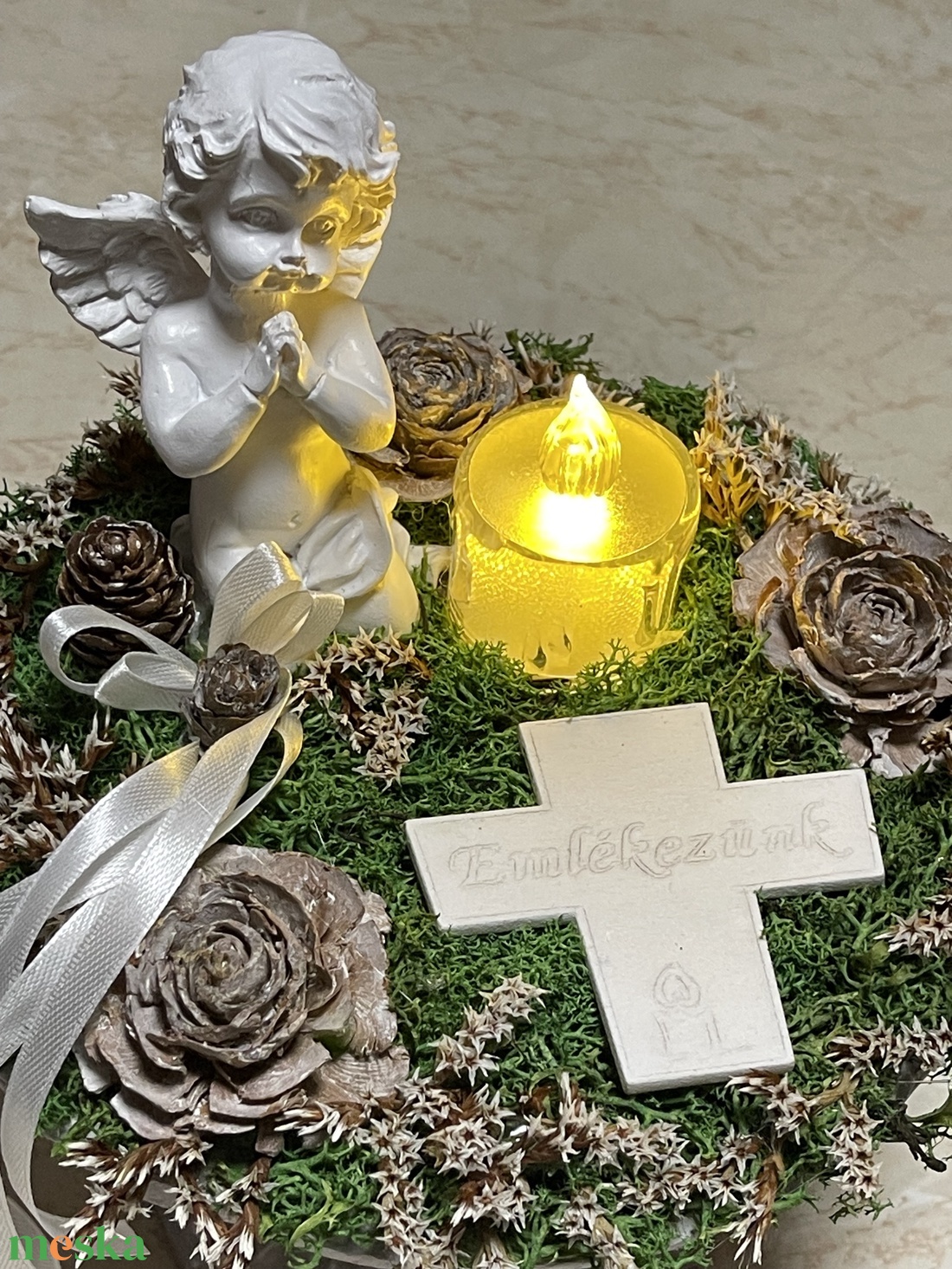 Sírdísz gipsz kehelyben, angyalkával, LED mécsessel - otthon & életmód - vallás - temetkezési tárgy - sírdísz, kegyeleti dísz - Meska.hu Sírdísz gipsz kehelyben, angyalkával, LED mécsessel - otthon & életmód - vallás - temetkezési tárgy - sírdísz, kegyeleti dísz - Meska.hu