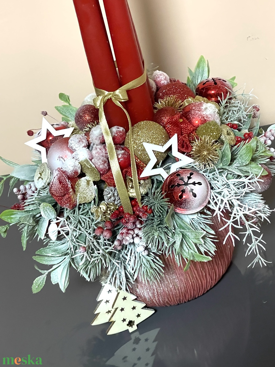 Adventi asztaldísz piros-arany modern-rusztikus kaspóban, klasszikus piros-arany színekben - karácsony - adventi díszek - adventi asztaldísz - Meska.hu