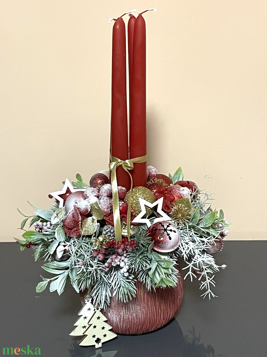 Adventi asztaldísz piros-arany modern-rusztikus kaspóban, klasszikus piros-arany színekben - karácsony - adventi díszek - adventi asztaldísz - Meska.hu