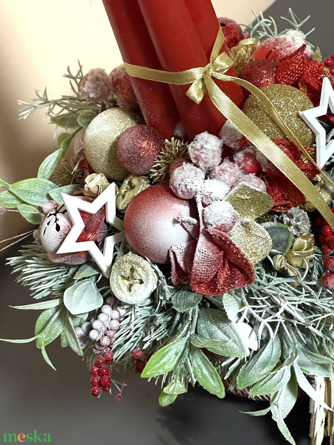 Adventi asztaldísz piros-arany modern-rusztikus kaspóban, klasszikus piros-arany színekben - karácsony - adventi díszek - adventi asztaldísz - Meska.hu