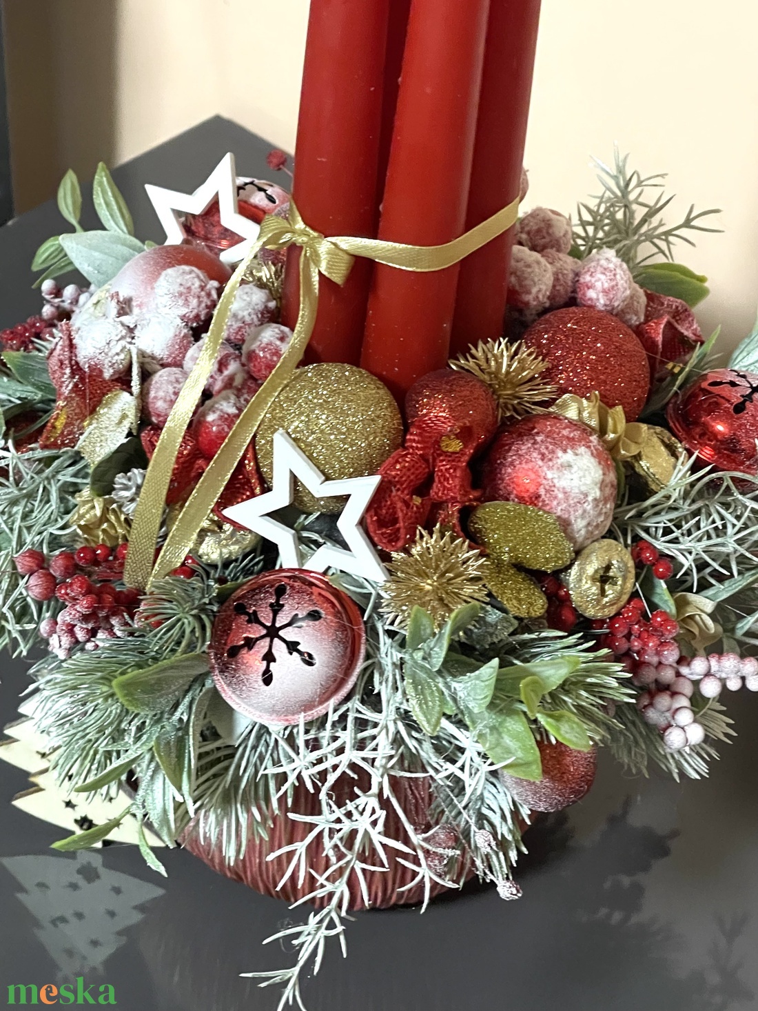 Adventi asztaldísz piros-arany modern-rusztikus kaspóban, klasszikus piros-arany színekben - karácsony - adventi díszek - adventi asztaldísz - Meska.hu