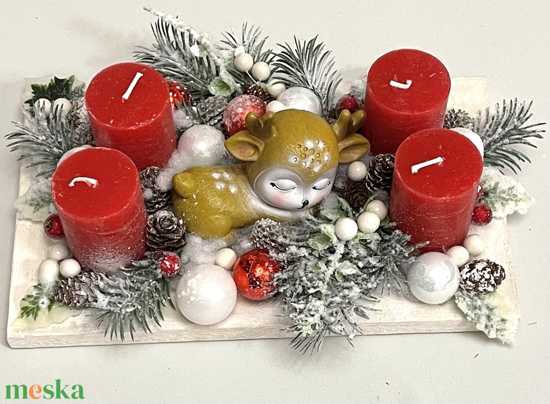 Adventi dísz piros-fehér színekben, fa tálca alapon, rusztikus gyertyákkal, őzikével - karácsony - adventi díszek - adventi asztaldísz - Meska.hu