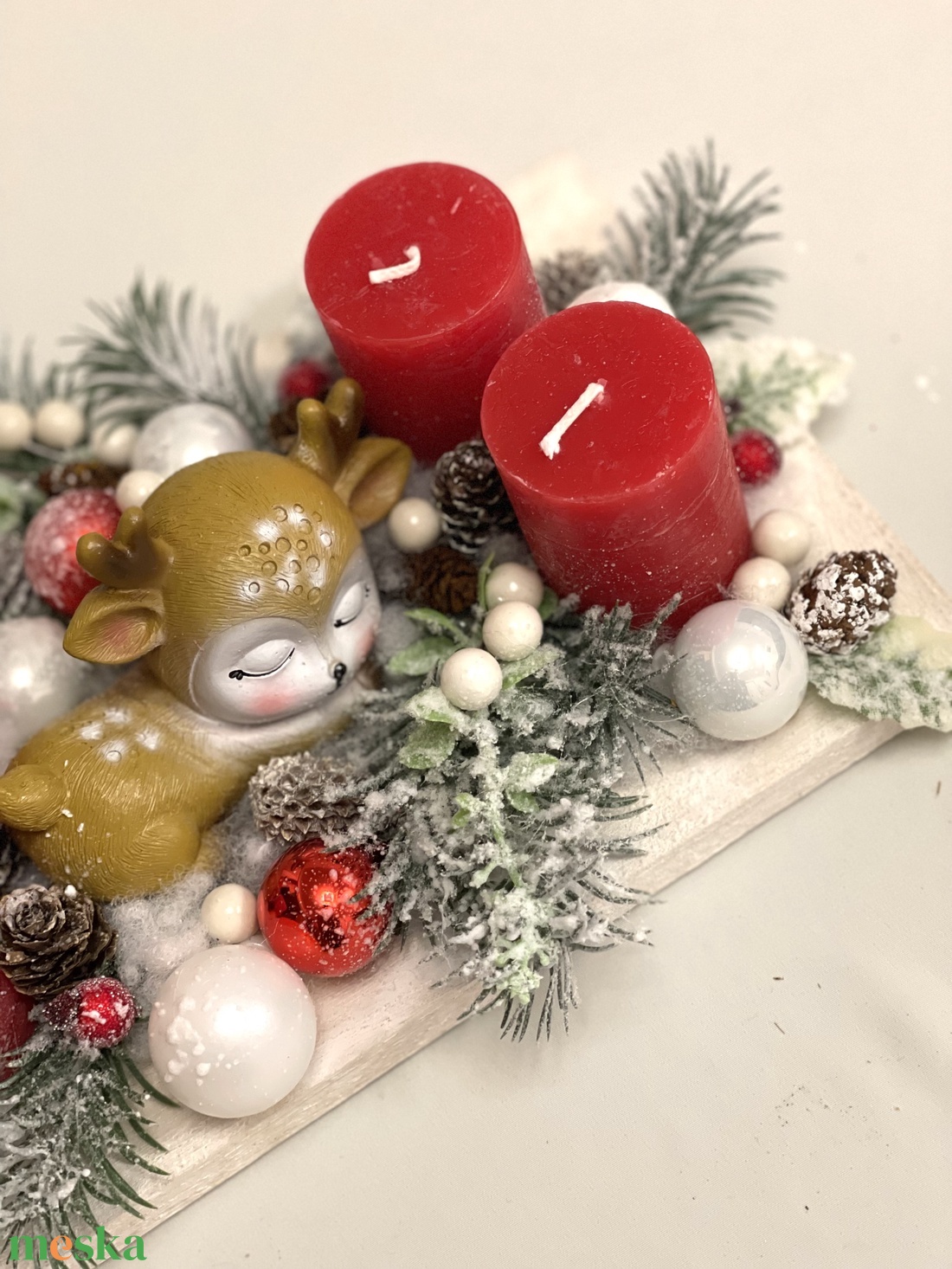 Adventi dísz piros-fehér színekben, fa tálca alapon, rusztikus gyertyákkal, őzikével - karácsony - adventi díszek - adventi asztaldísz - Meska.hu