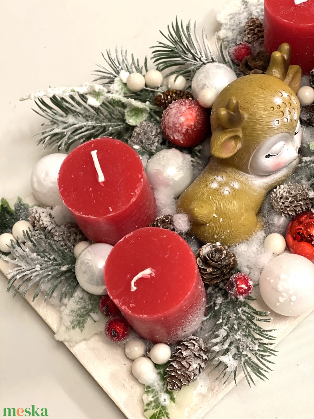 Adventi dísz piros-fehér színekben, fa tálca alapon, rusztikus gyertyákkal, őzikével - karácsony - adventi díszek - adventi asztaldísz - Meska.hu