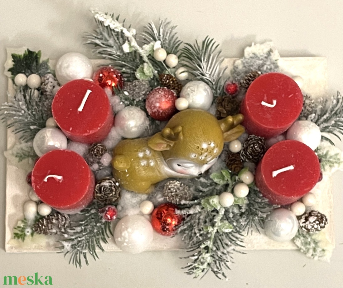 Adventi dísz piros-fehér színekben, fa tálca alapon, rusztikus gyertyákkal, őzikével - karácsony - adventi díszek - adventi asztaldísz - Meska.hu