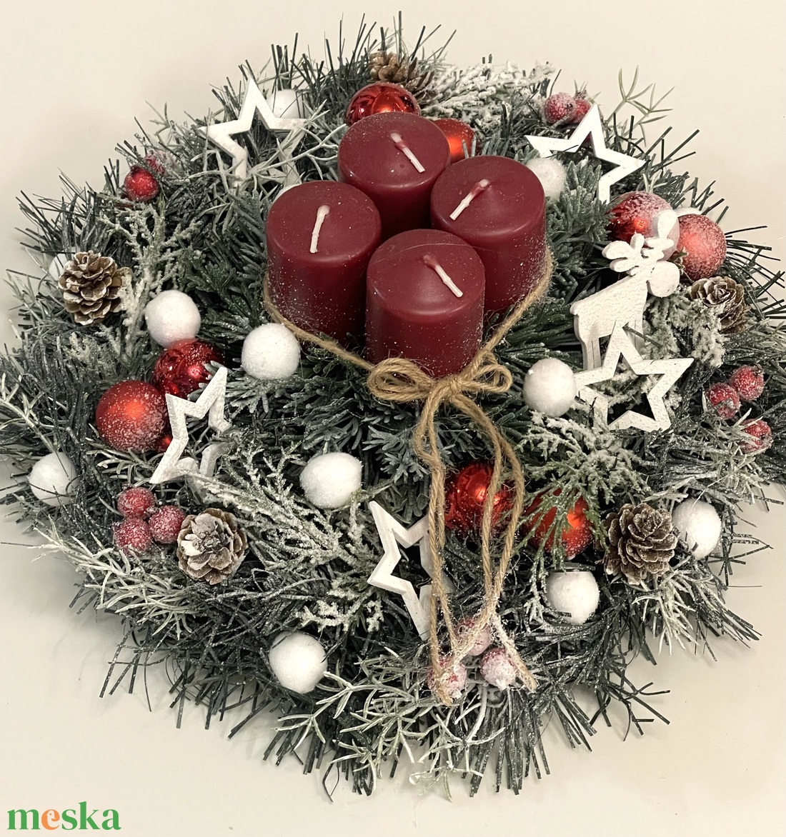 Adventi dísz piros-fehér színekben, műfenyővel, zöldekkel, gömbökkel, fa dekorációval - karácsony - adventi díszek - adventi asztaldísz - Meska.hu