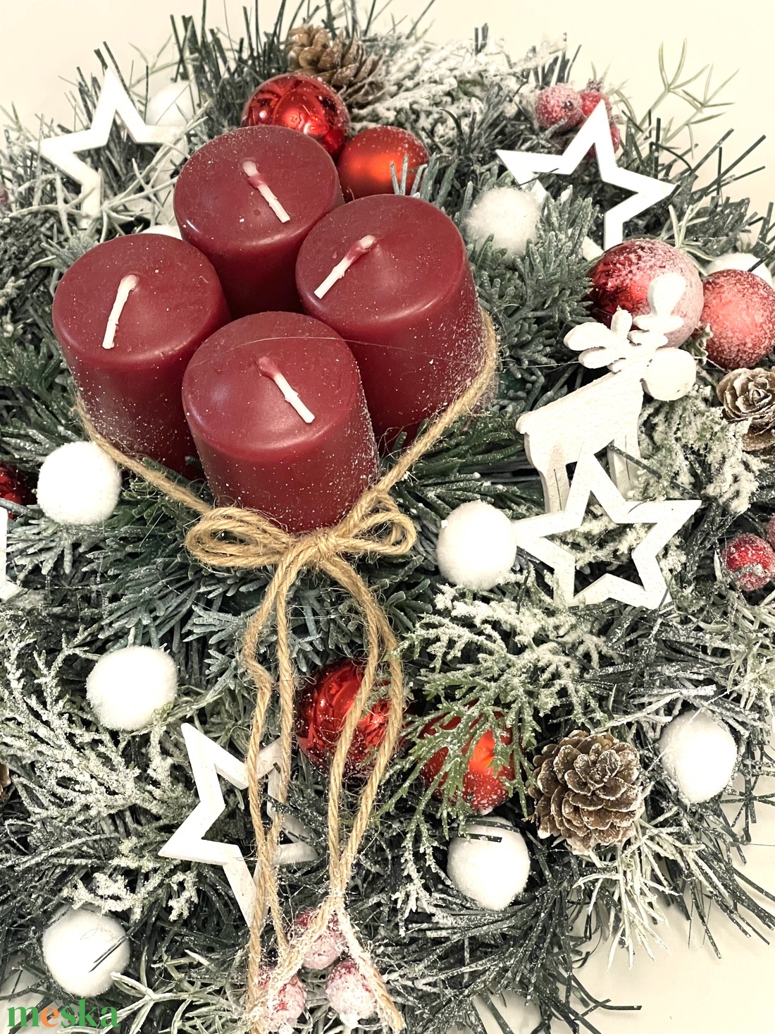 Adventi dísz piros-fehér színekben, műfenyővel, zöldekkel, gömbökkel, fa dekorációval - karácsony - adventi díszek - adventi asztaldísz - Meska.hu