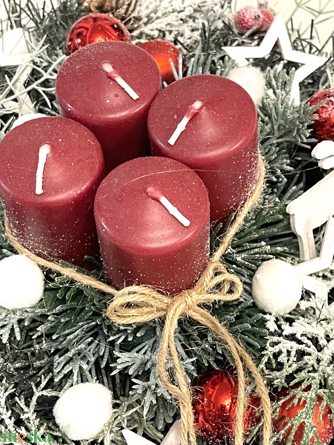 Adventi dísz piros-fehér színekben, műfenyővel, zöldekkel, gömbökkel, fa dekorációval - karácsony - adventi díszek - adventi asztaldísz - Meska.hu