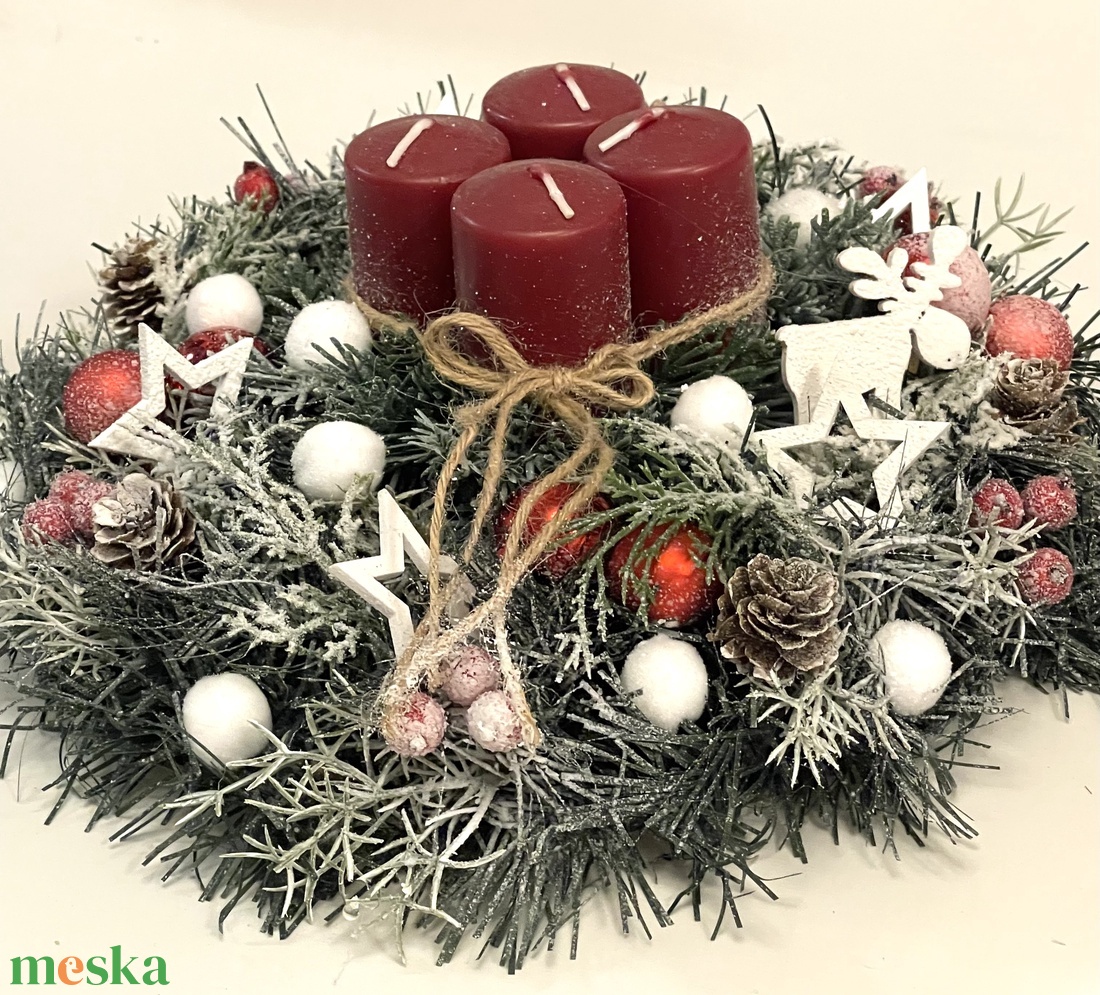 Adventi dísz piros-fehér színekben, műfenyővel, zöldekkel, gömbökkel, fa dekorációval - karácsony - adventi díszek - adventi asztaldísz - Meska.hu