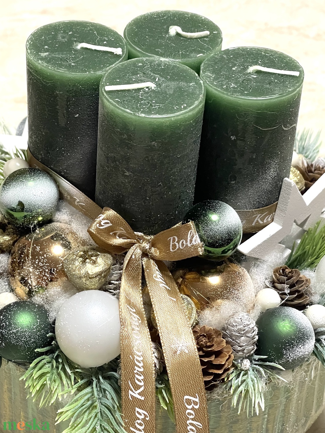 Adventi asztaldísz fém rusztikus, elegáns kaspóban, zöld-arany-fehér színekben - karácsony - adventi díszek - adventi asztaldísz - Meska.hu