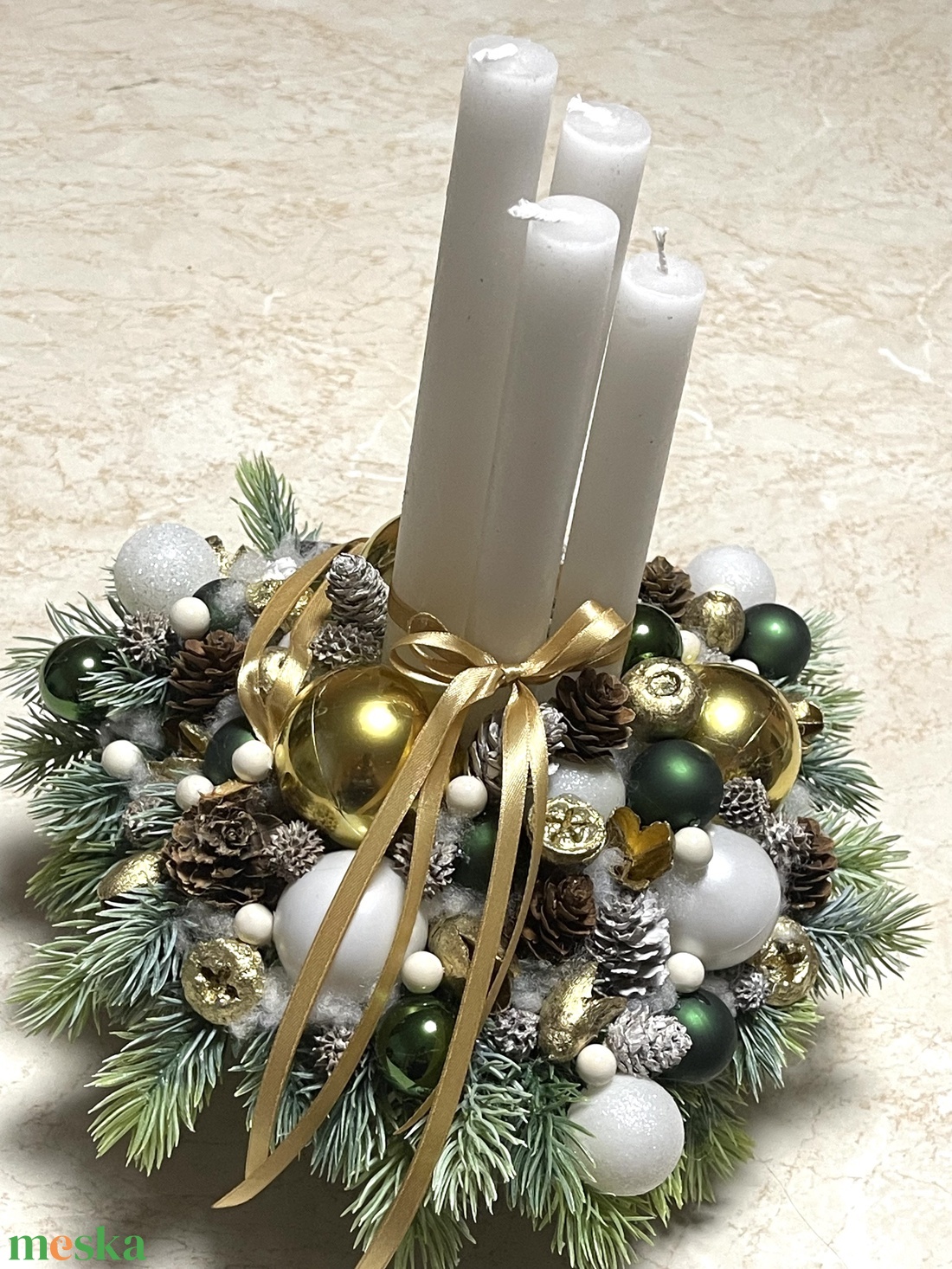 Adventi asztaldísz rusztikus, elegáns fém kaspóban, zöld-arany-fehér díszítéssel  - karácsony - adventi díszek - adventi asztaldísz - Meska.hu