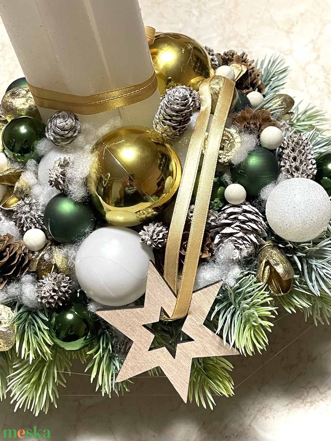 Adventi asztaldísz rusztikus, elegáns fém kaspóban, zöld-arany-fehér díszítéssel  - karácsony - adventi díszek - adventi asztaldísz - Meska.hu