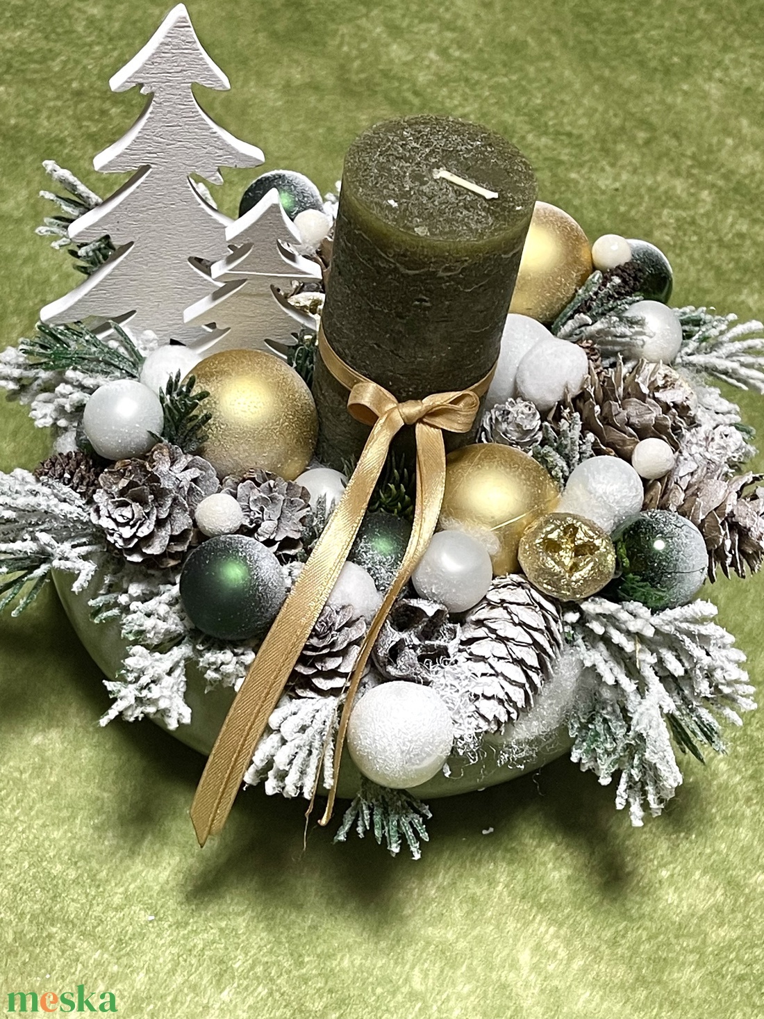Karácsonyi asztaldísz, kerámia tál-kaspóban, elegáns zöld-arany-fehér díszítéssel - karácsony - karácsonyi lakásdekoráció - ünnepi asztaldekoráció - Meska.hu