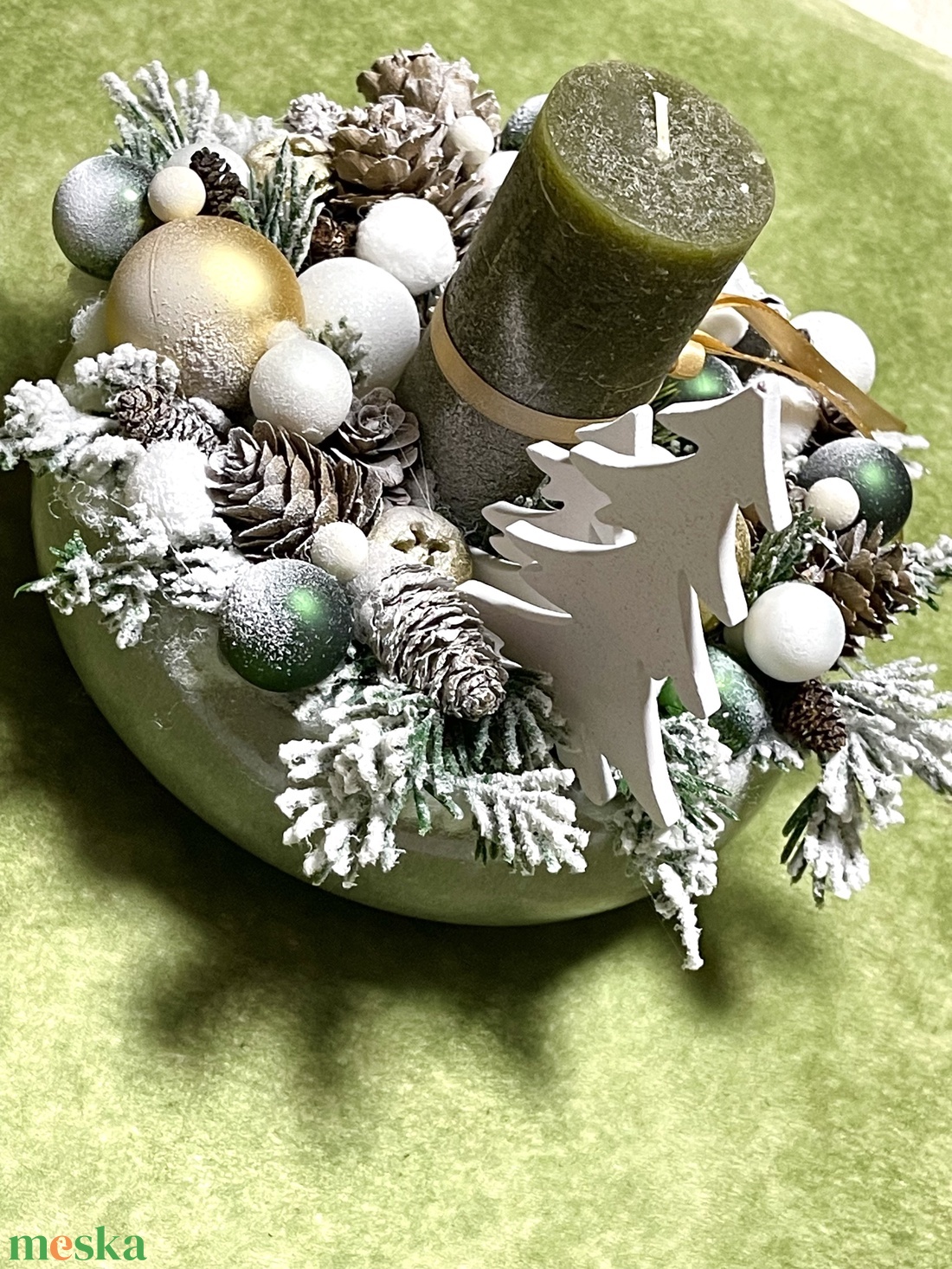 Karácsonyi asztaldísz, kerámia tál-kaspóban, elegáns zöld-arany-fehér díszítéssel - karácsony - karácsonyi lakásdekoráció - ünnepi asztaldekoráció - Meska.hu