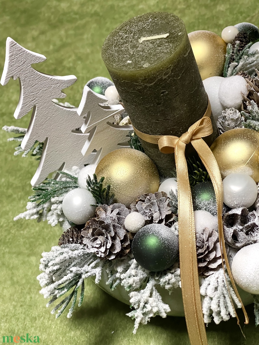 Karácsonyi asztaldísz, kerámia tál-kaspóban, elegáns zöld-arany-fehér díszítéssel - karácsony - karácsonyi lakásdekoráció - ünnepi asztaldekoráció - Meska.hu