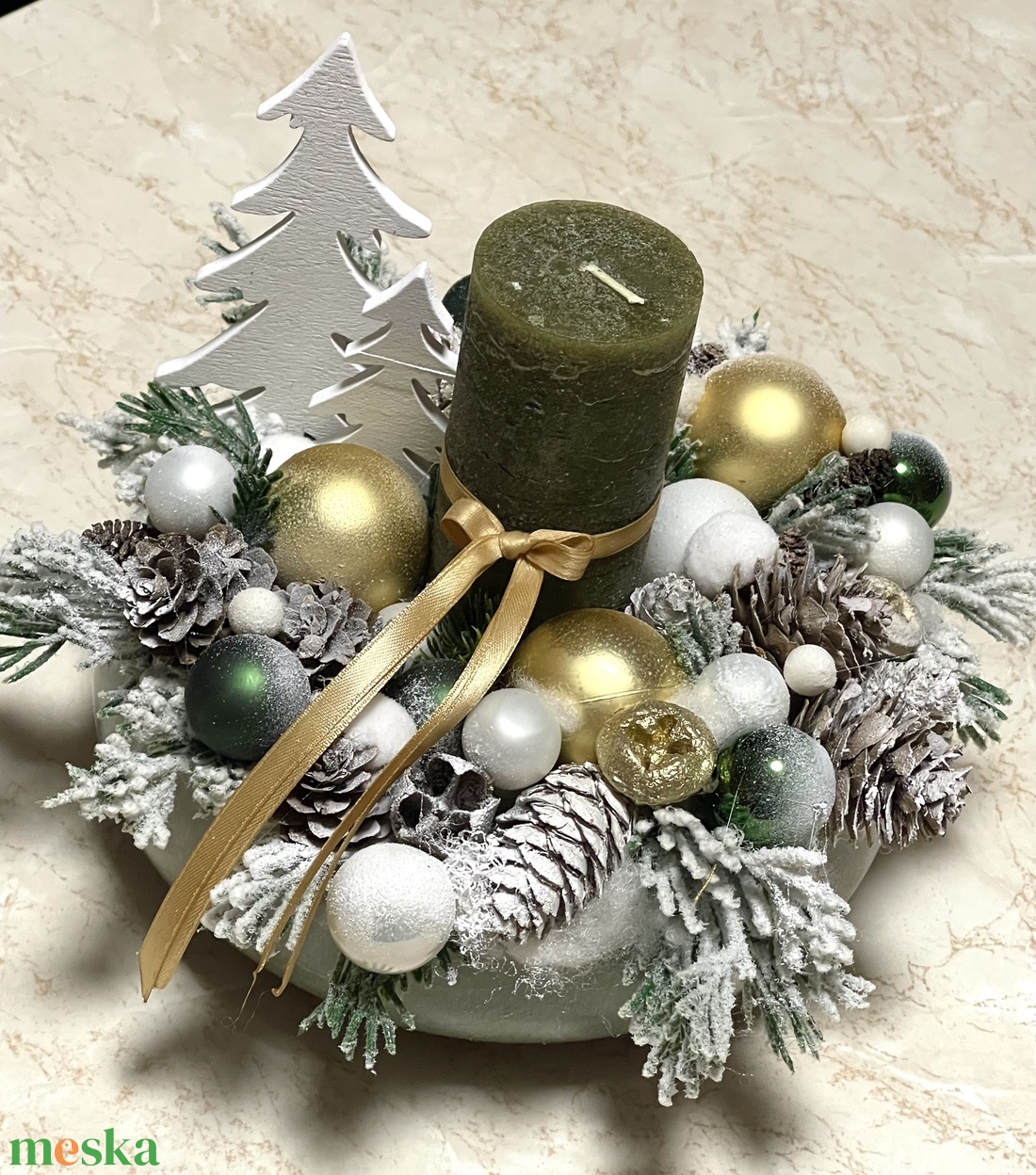 Karácsonyi asztaldísz, kerámia tál-kaspóban, elegáns zöld-arany-fehér díszítéssel - karácsony - karácsonyi lakásdekoráció - ünnepi asztaldekoráció - Meska.hu