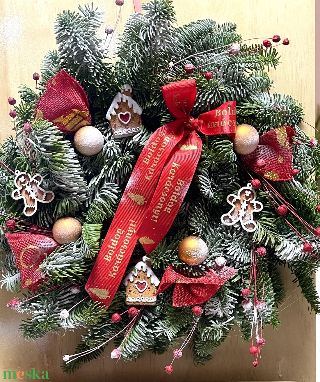 Karácsonyi ajtódísz Nobilis élőfenyőből, mézi figurákkal, vidám, mégis ünnepi díszítéssel - karácsony - karácsonyi lakásdekoráció - karácsonyi ajtódíszek - Meska.hu