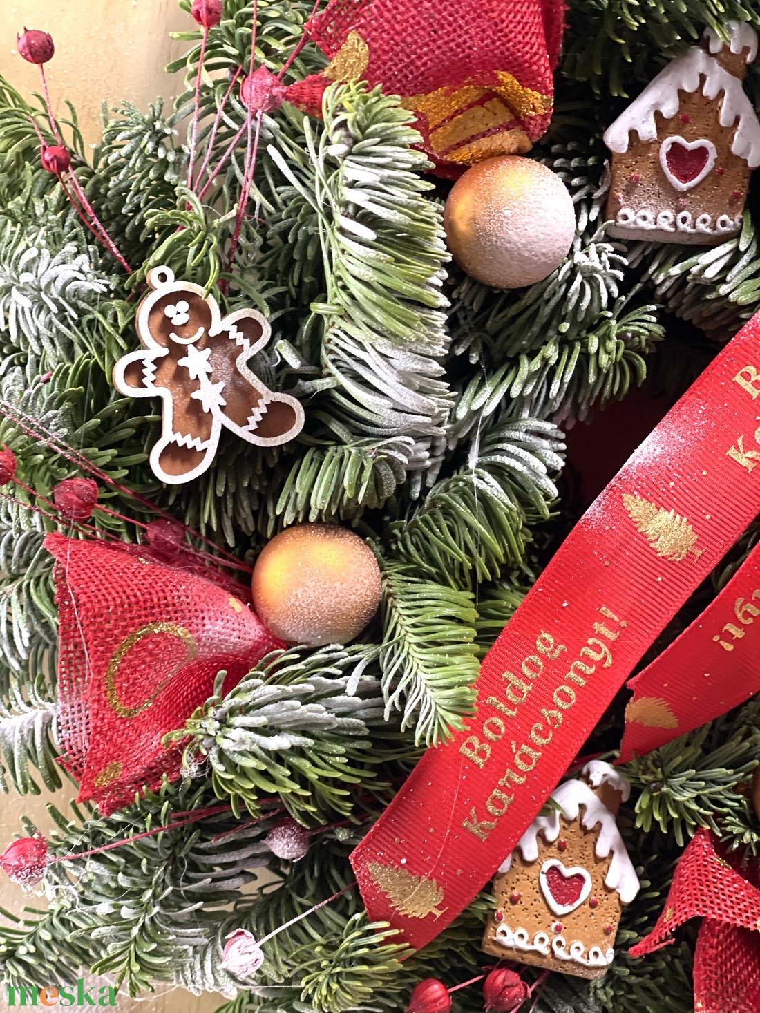 Karácsonyi ajtódísz Nobilis élőfenyőből, mézi figurákkal, vidám, mégis ünnepi díszítéssel - karácsony - karácsonyi lakásdekoráció - karácsonyi ajtódíszek - Meska.hu