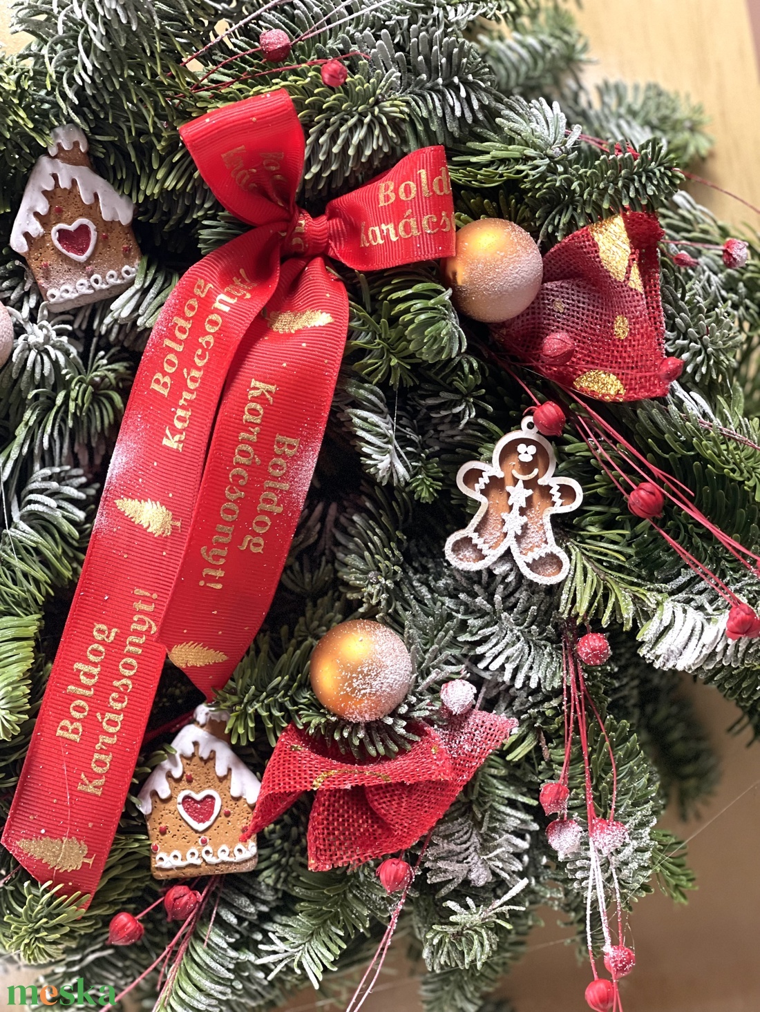 Karácsonyi ajtódísz Nobilis élőfenyőből, mézi figurákkal, vidám, mégis ünnepi díszítéssel - karácsony - karácsonyi lakásdekoráció - karácsonyi ajtódíszek - Meska.hu