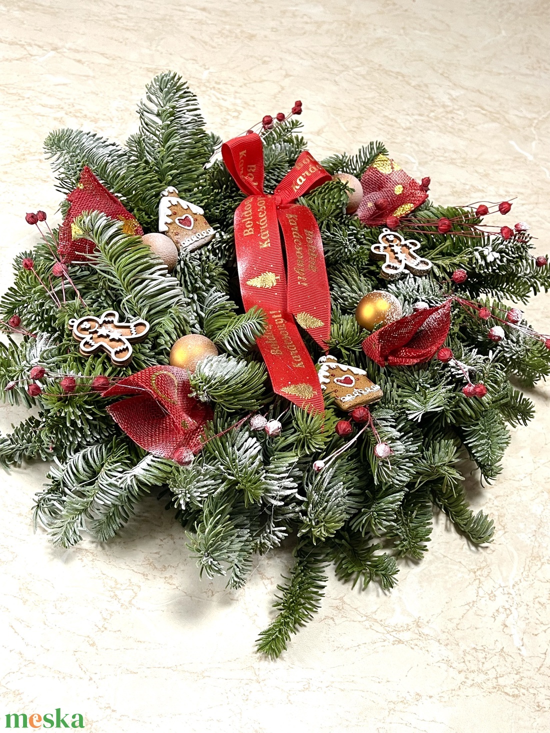 Karácsonyi ajtódísz Nobilis élőfenyőből, mézi figurákkal, vidám, mégis ünnepi díszítéssel - karácsony - karácsonyi lakásdekoráció - karácsonyi ajtódíszek - Meska.hu