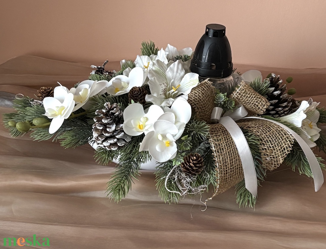 Sírdísz nehezített csónaktálban, prémium virágokkal, mécsestartóval, tobozokkal, fenyővel díszítve - otthon & életmód - vallás - temetkezési tárgy - sírdísz, kegyeleti dísz - Meska.hu