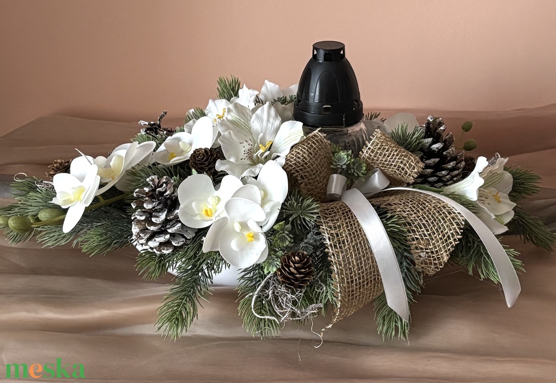 Sírdísz nehezített csónaktálban, prémium virágokkal, mécsestartóval, tobozokkal, fenyővel díszítve - otthon & életmód - vallás - temetkezési tárgy - sírdísz, kegyeleti dísz - Meska.hu