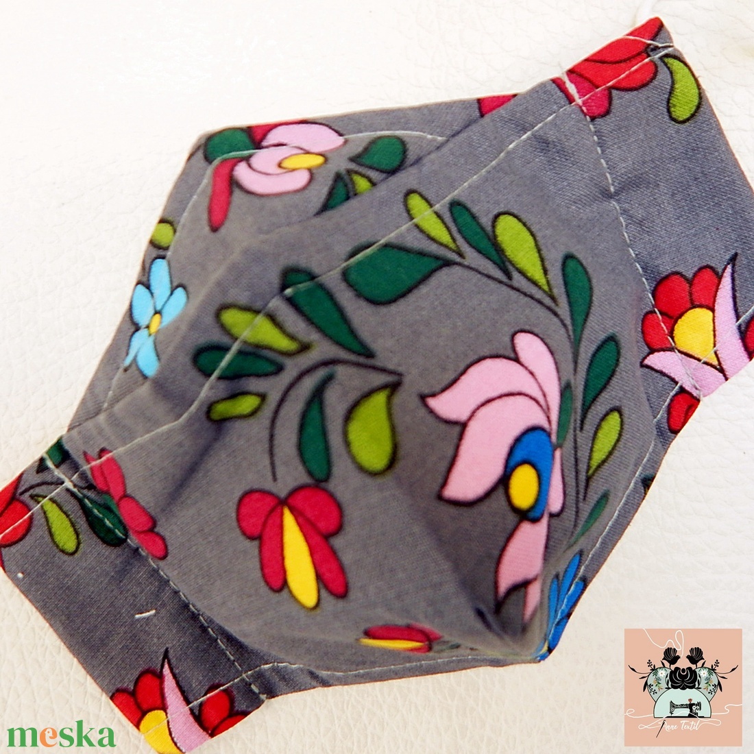 Szürke kalocsai virágos pamut textil arcmaszk, szájmaszk, 3D orrmerevítővel - ruha & divat - maszk, arcmaszk - női - Meska.hu Szürke kalocsai virágos pamut textil arcmaszk, szájmaszk, 3D orrmerevítővel - ruha & divat - maszk, arcmaszk - női - Meska.hu