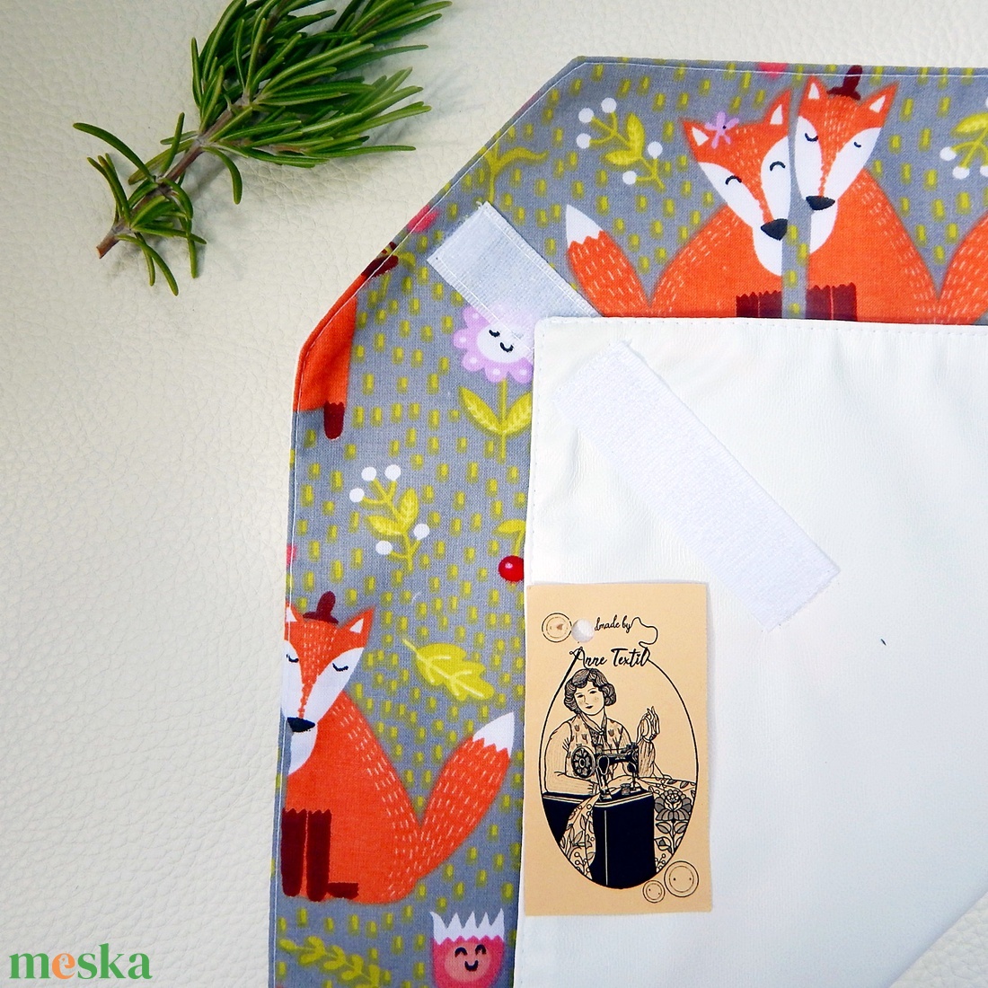 Újraszalvéta szürke alapon szerelmes rókás csomagoló - otthon & életmód - konyhafelszerelés, tálalás - konyhai textil - szalvéta - Meska.hu Újraszalvéta szürke alapon szerelmes rókás csomagoló - otthon & életmód - konyhafelszerelés, tálalás - konyhai textil - szalvéta - Meska.hu