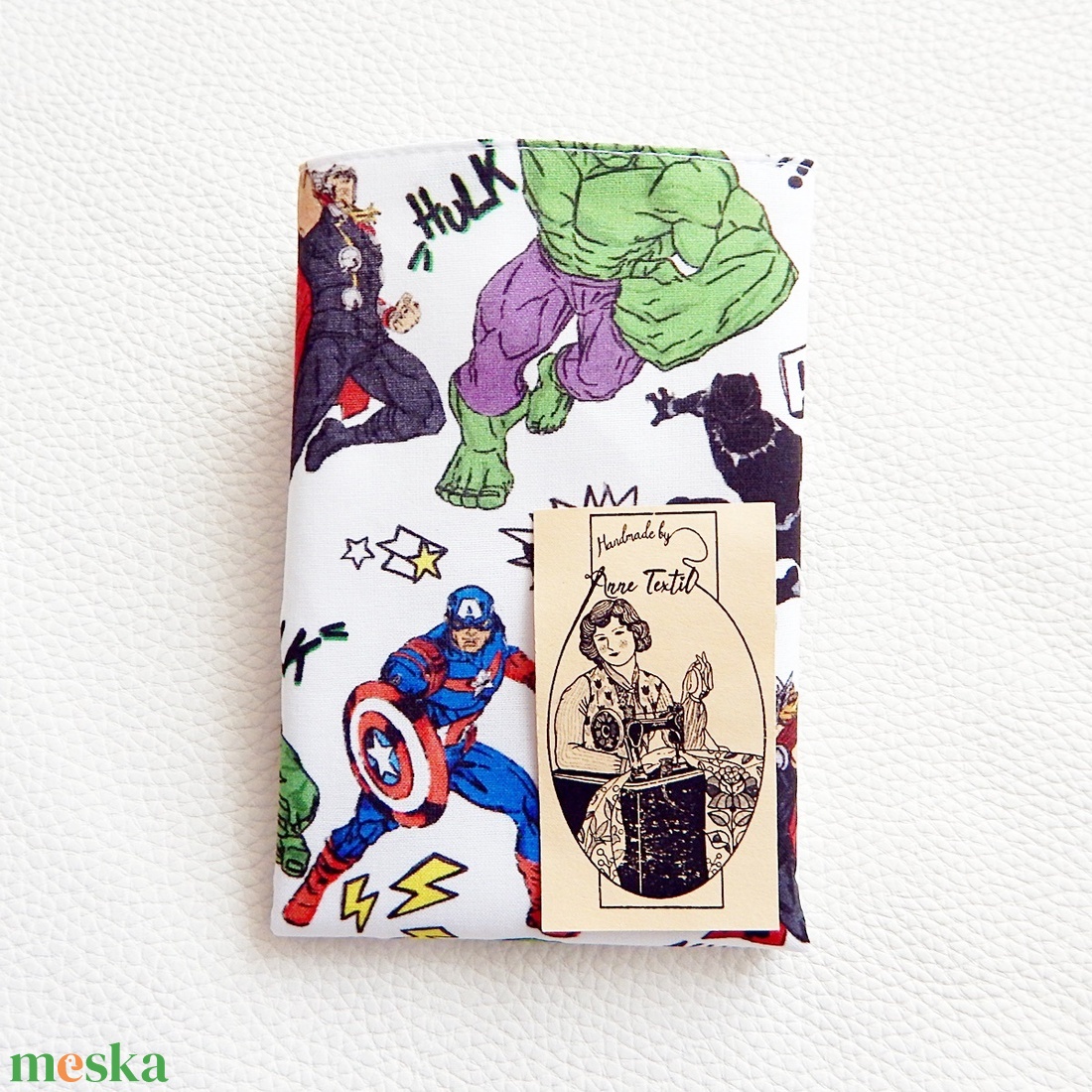Újraszalvéta fehér alapon Marvel mintás, prémium, vízhatlan csomagoló - otthon & életmód - konyhafelszerelés, tálalás - konyhai textil - szalvéta - Meska.hu Újraszalvéta fehér alapon Marvel mintás, prémium, vízhatlan csomagoló - otthon & életmód - konyhafelszerelés, tálalás - konyhai textil - szalvéta - Meska.hu