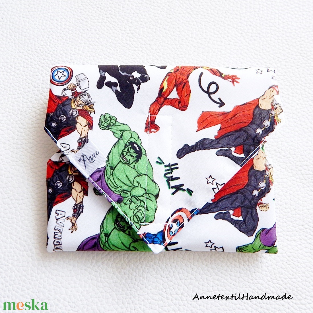 Újraszalvéta fehér alapon Marvel mintás, prémium, vízhatlan csomagoló - otthon & életmód - konyhafelszerelés, tálalás - konyhai textil - szalvéta - Meska.hu Újraszalvéta fehér alapon Marvel mintás, prémium, vízhatlan csomagoló - otthon & életmód - konyhafelszerelés, tálalás - konyhai textil - szalvéta - Meska.hu