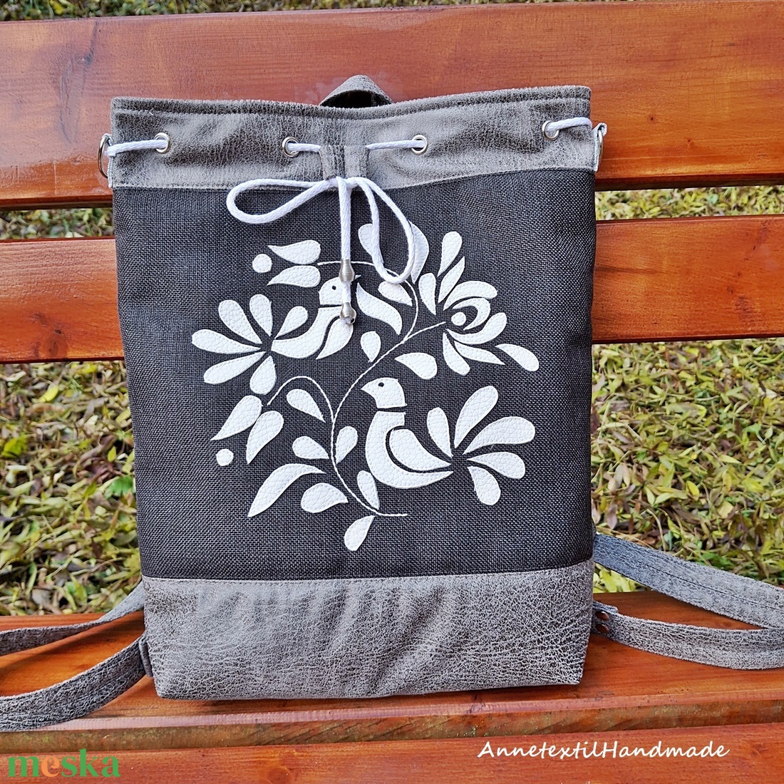 Pávás, népi virágos többfunkciós hátizsák/oldaltáska - táska & tok - hátizsák - hátizsák - Meska.hu Pávás, népi virágos többfunkciós hátizsák/oldaltáska - táska & tok - hátizsák - hátizsák - Meska.hu