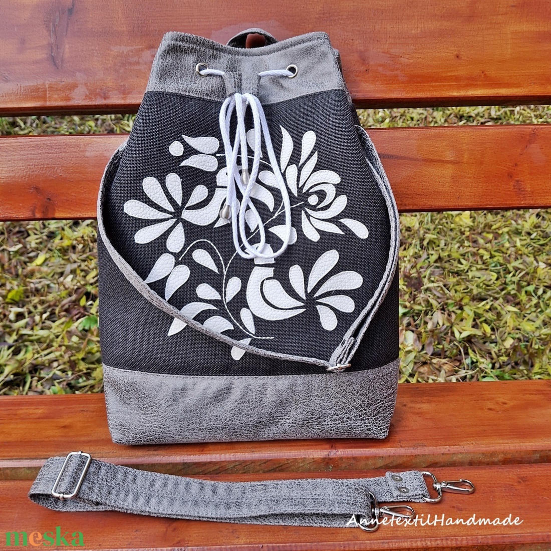 Pávás, népi virágos többfunkciós hátizsák/oldaltáska - táska & tok - hátizsák - hátizsák - Meska.hu Pávás, népi virágos többfunkciós hátizsák/oldaltáska - táska & tok - hátizsák - hátizsák - Meska.hu