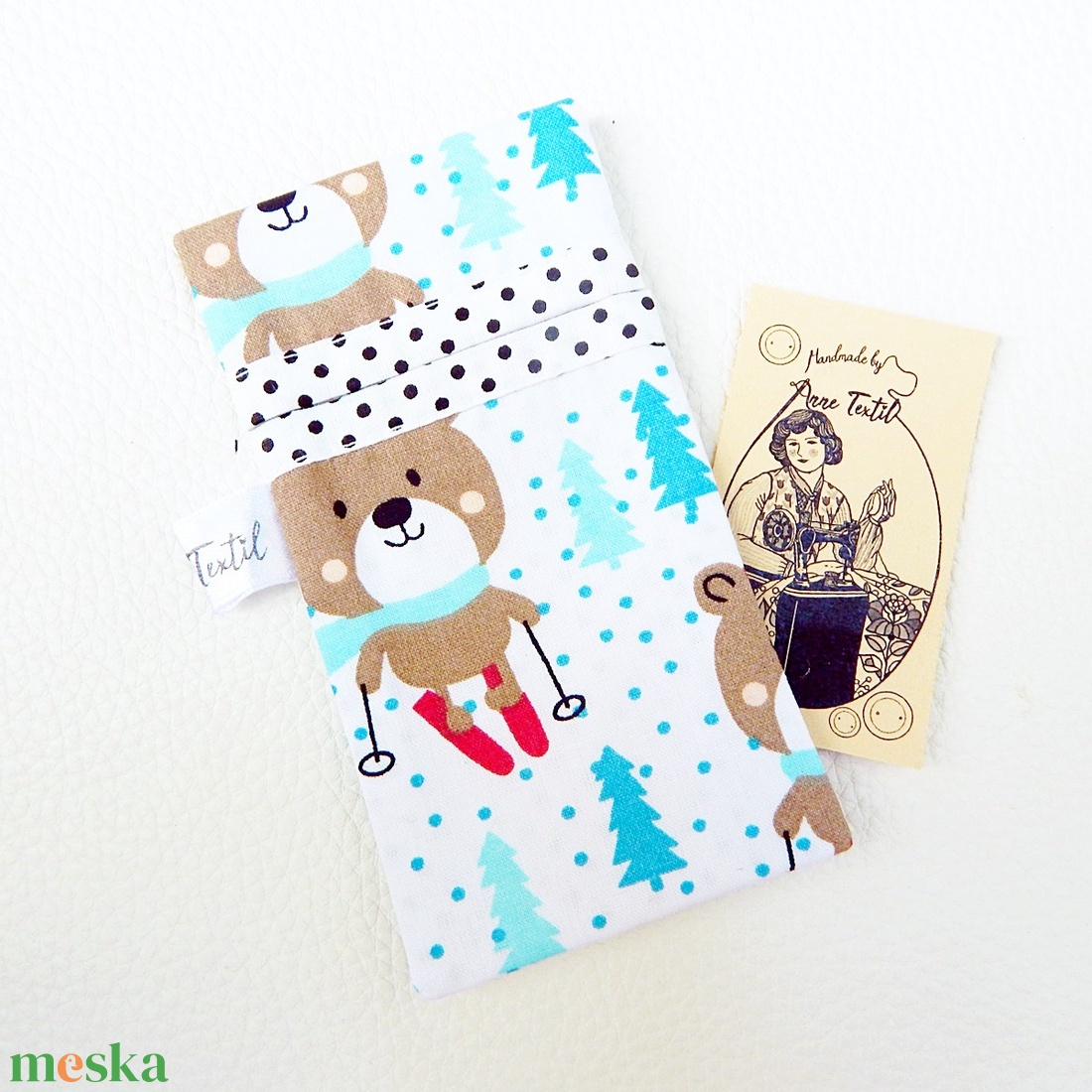 Téli, síelő macik mintás pamut textil bélelt álló papírzsebkendőtartó annetextil - táska & tok - pénztárca & más tok - zsebkendőtartó tok - Meska.hu