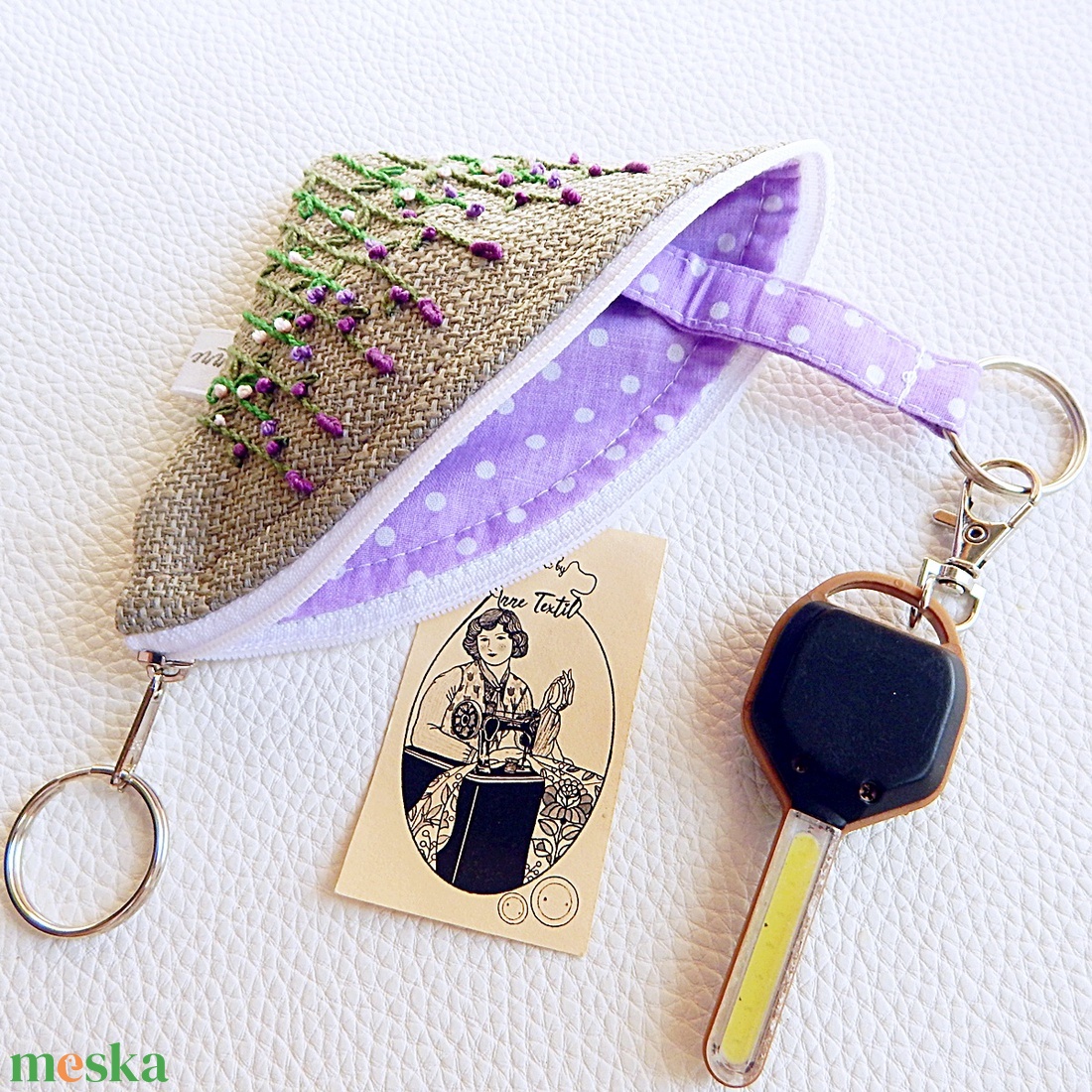 Levendula mintás, kézzel hímzett körcikk kulcstartó  - táska & tok - kulcstartó & táskadísz - kulcstartó - Meska.hu