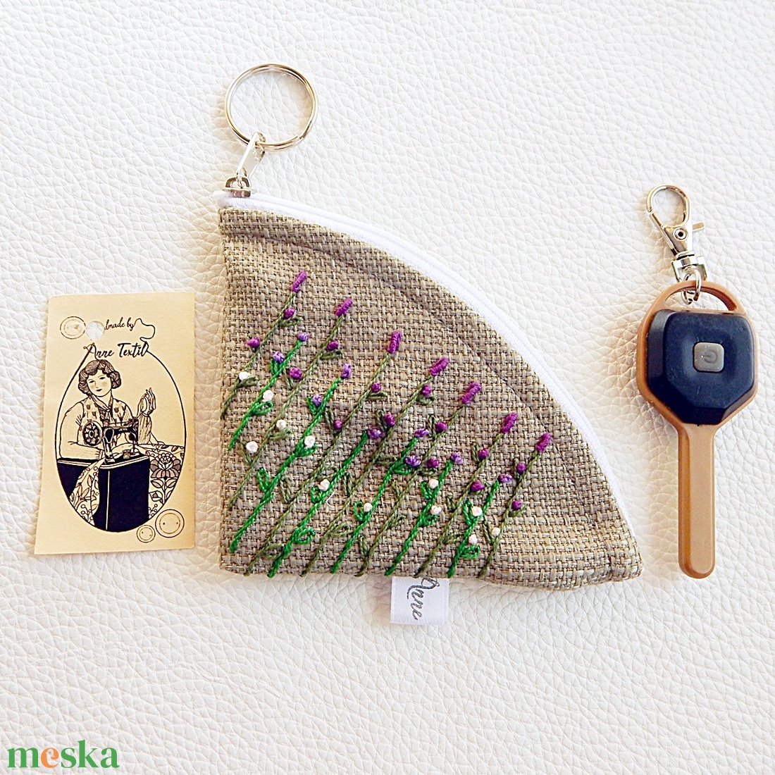 Levendula mintás, kézzel hímzett körcikk kulcstartó  - táska & tok - kulcstartó & táskadísz - kulcstartó - Meska.hu