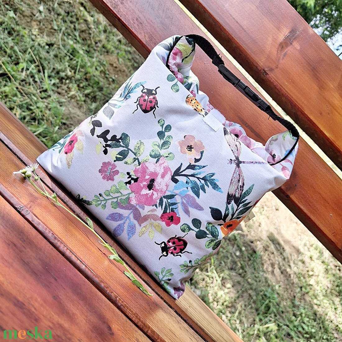 Ebédtáska Roll top lunch bag bogarak és rózsák  - táska & tok - uzsonna- & ebéd tartó - ebéd tasak, doboz - Meska.hu