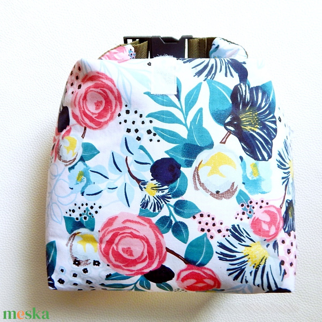 Ételhordó uzsonnás táska Rolltop lunch bag tépőzáras csatos záródással rózsa mintával - táska & tok - uzsonna- & ebéd tartó - ebéd tasak, doboz - Meska.hu