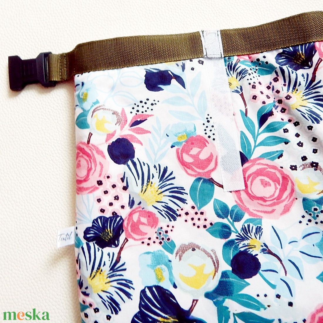 Ételhordó uzsonnás táska Rolltop lunch bag tépőzáras csatos záródással rózsa mintával - táska & tok - uzsonna- & ebéd tartó - ebéd tasak, doboz - Meska.hu