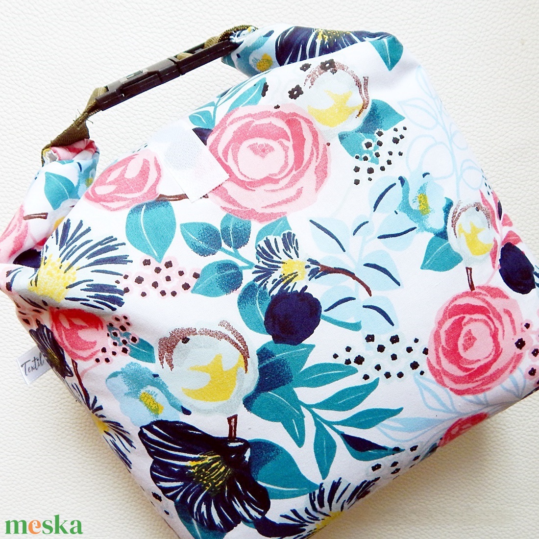 Ételhordó uzsonnás táska Rolltop lunch bag tépőzáras csatos záródással rózsa mintával - táska & tok - uzsonna- & ebéd tartó - ebéd tasak, doboz - Meska.hu