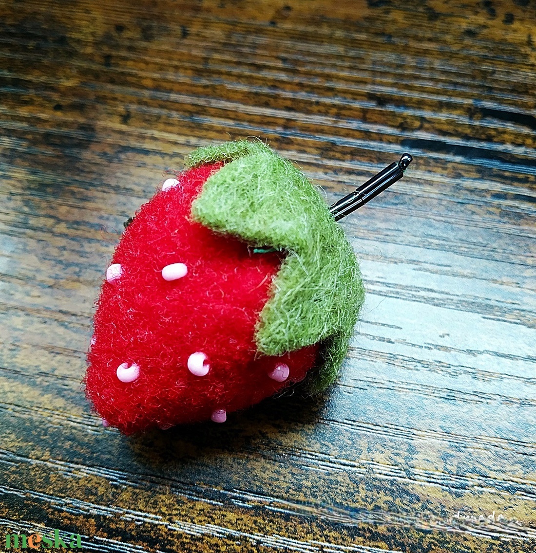 Eper bross, kitűző gyapjúfilcből - ékszer - kitűző és bross - Meska.hu