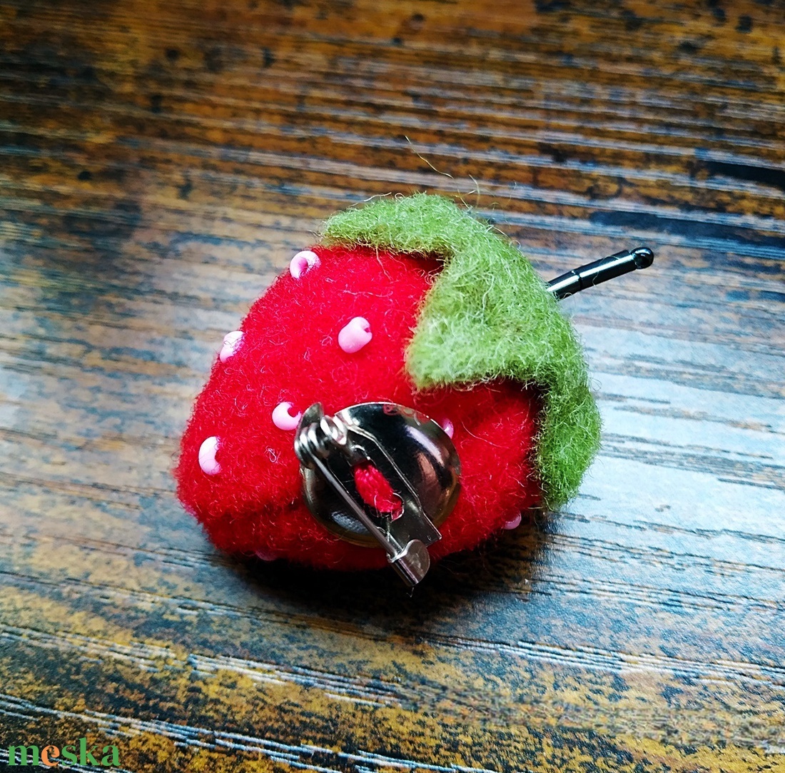 Eper bross, kitűző gyapjúfilcből - ékszer - kitűző és bross - Meska.hu