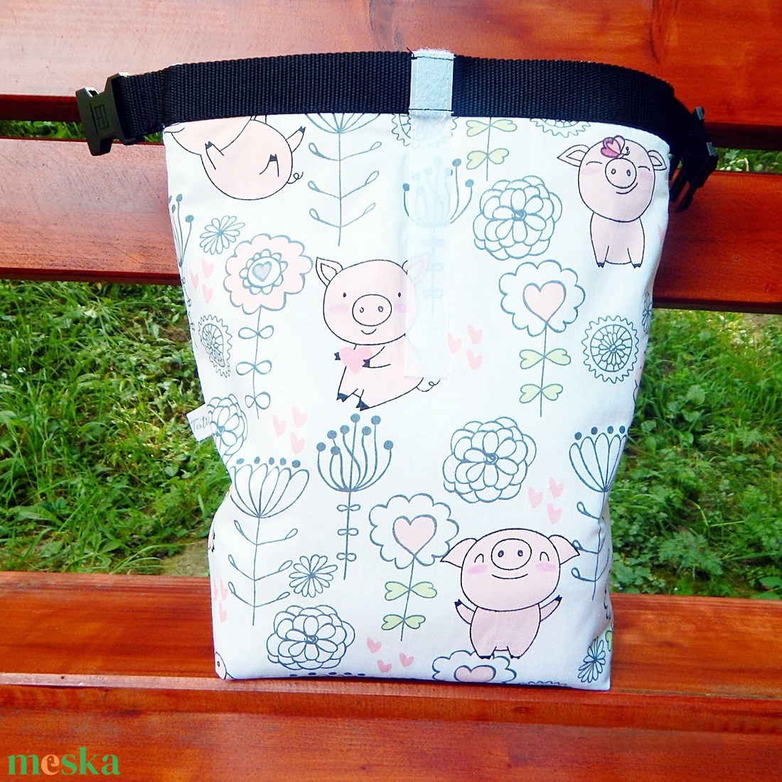 Uzsonnás táska malacka mintás, csatos, vízhatlan béléssel - Tuck-Bag - táska & tok - uzsonna- & ebéd tartó - ebéd tasak, doboz - Meska.hu
