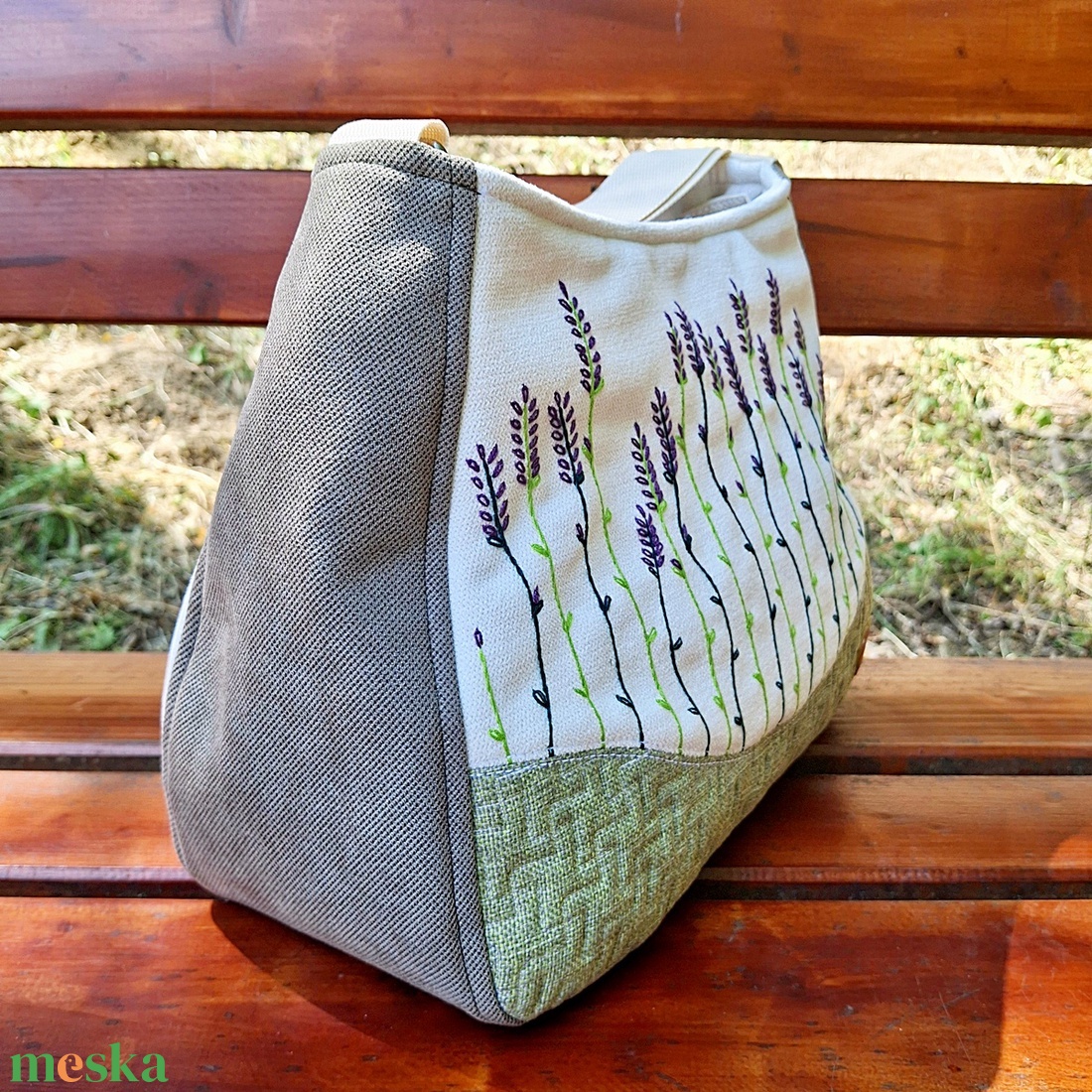 Nagy pakolós válltáska oldaltáska egyedi hímzett levendula virágos kézműves ajándék nőknek  - táska & tok - kézitáska & válltáska - nagy pakolós táska - Meska.hu